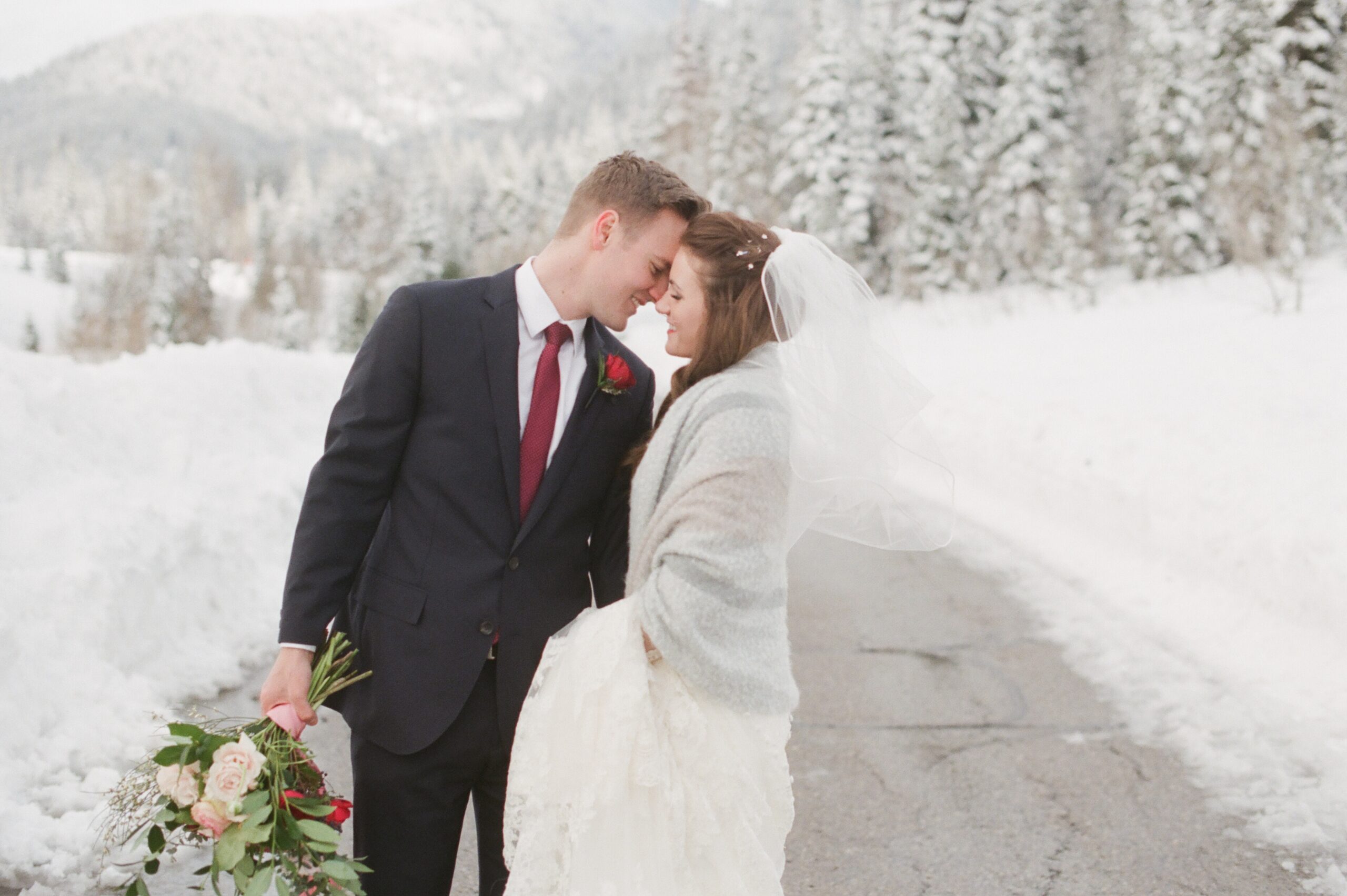Utah winter photographer tips for bridals in the snow. Bride in shawl